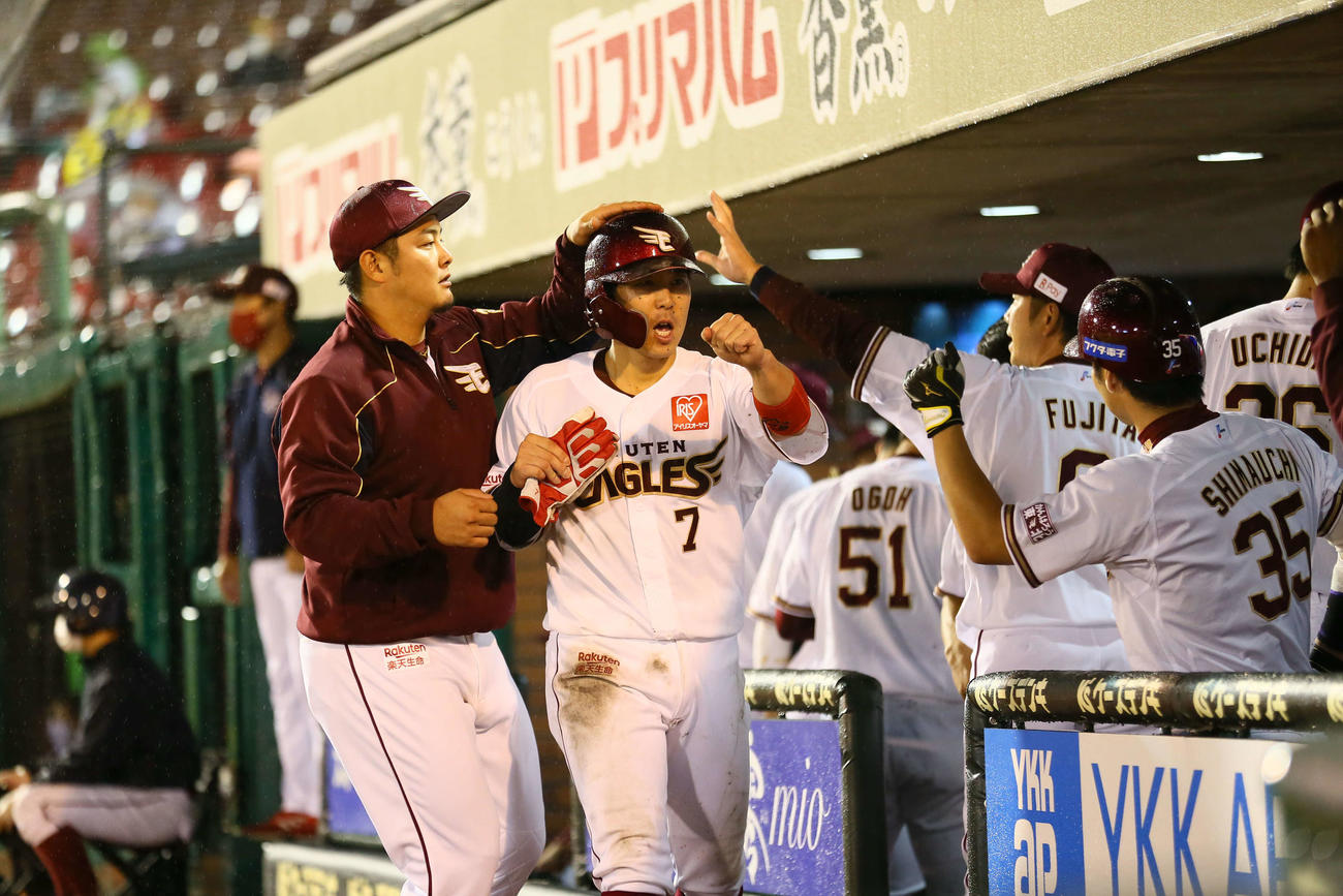 楽天対西武　7回裏楽天二死満塁、小深田の左越え適時二塁打で生還しガッツポーズを見せる鈴木（撮影・足立雅史）