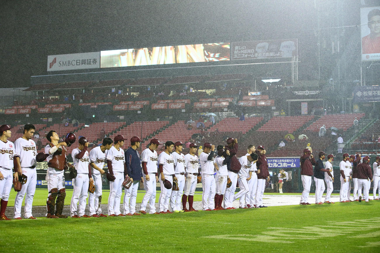 楽天対西武　勝利しスタンドにあいさつする楽天ナイン（撮影・足立雅史）