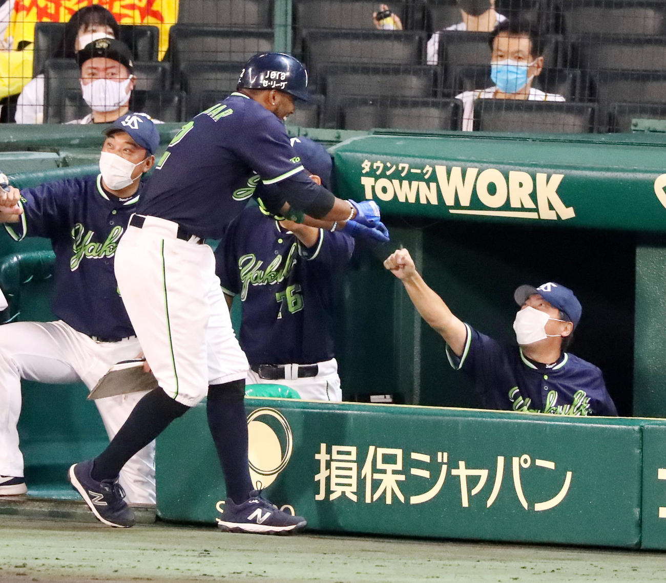 阪神対ヤクルト　6回表ヤクルト2死二塁、エスコバー（左）は左越え2点本塁打を放ちベンチの高津監督とエアタッチする（撮影・加藤哉）