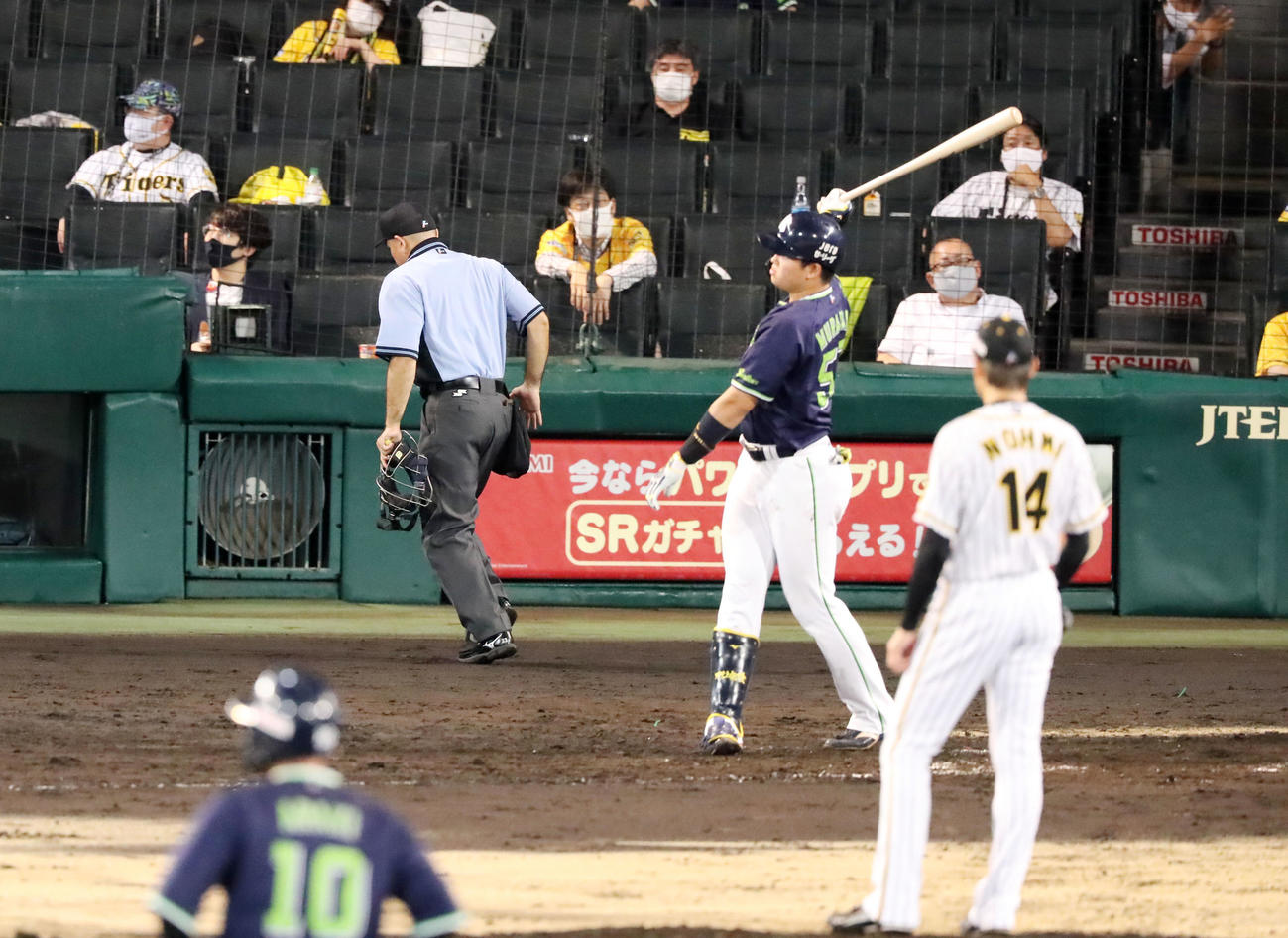 阪神対ヤクルト　7回表ヤクルト1死満塁、打者村上のとき、一塁側スタンドから大声が飛びタイムを掛けて場内アナウンスで注意してもらう福家球審、投手は能見（撮影・加藤哉）