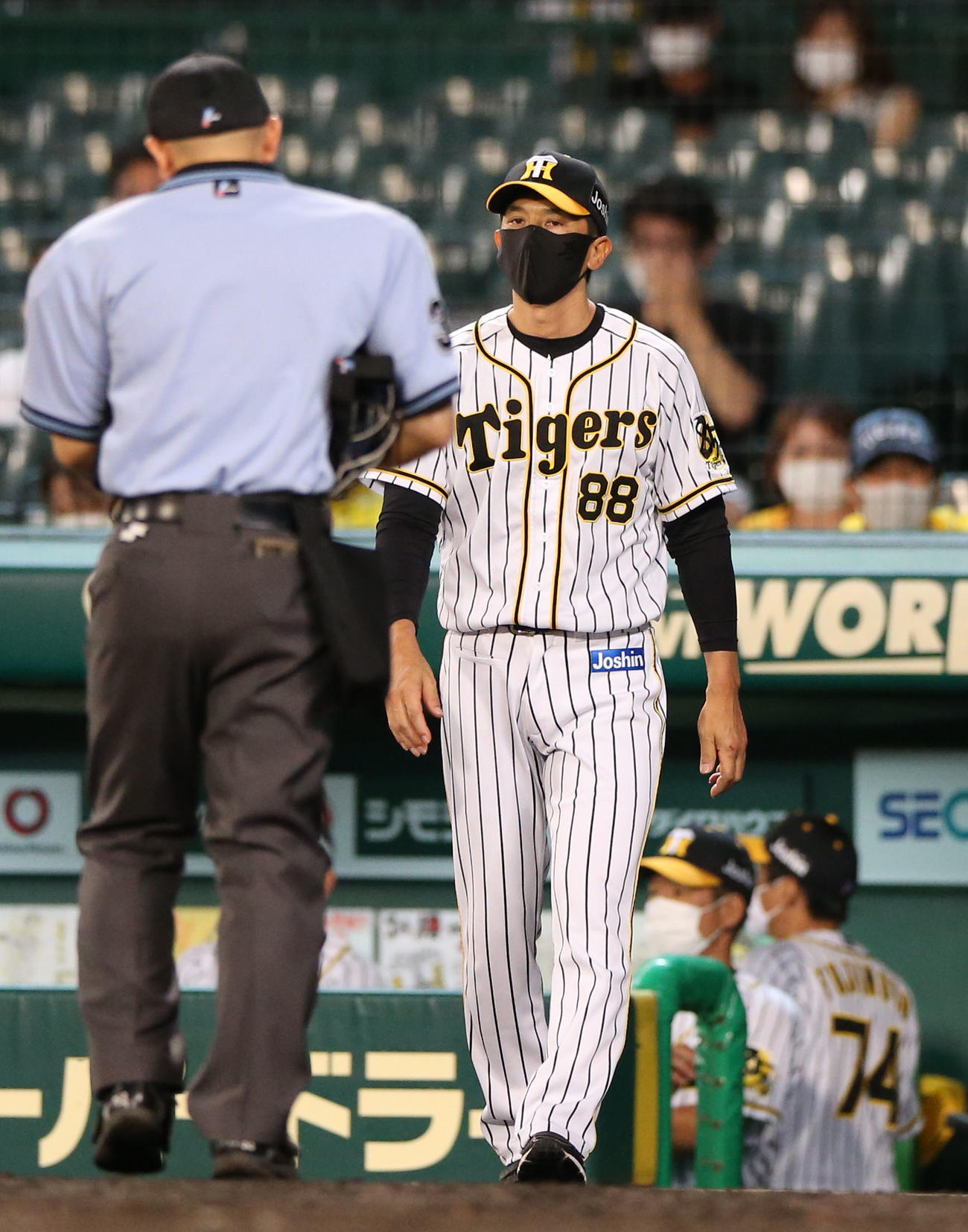 阪神対ヤクルト　7回途中で伊藤和を交代させる矢野監督（撮影・上山淳一）