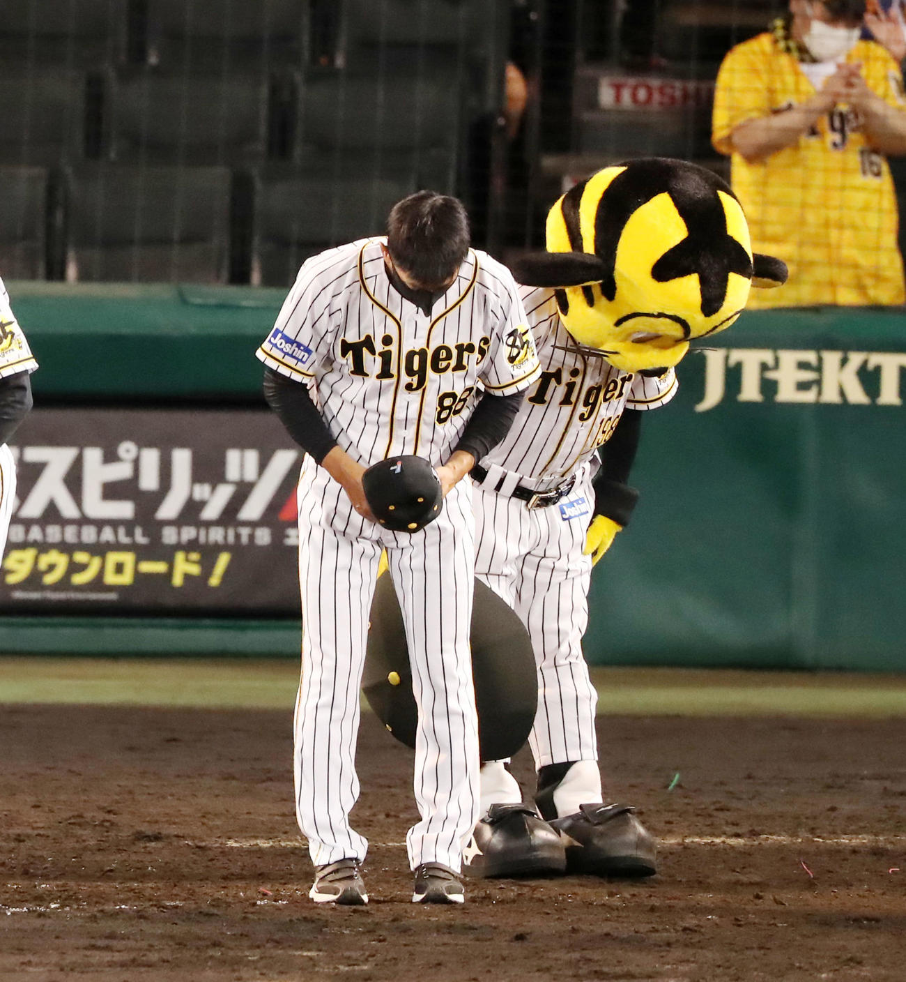 阪神対ヤクルト　ヤクルトに敗れスタンドにあいさつする矢野監督（撮影・加藤哉）