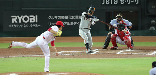 6回表巨人2死一塁、吉川尚輝は左越えに2点本塁打を放つ（撮影・梅根麻紀）