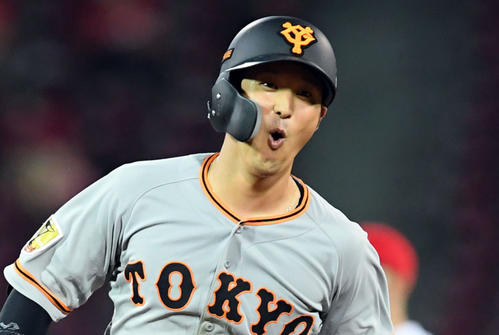 6回表巨人2死一塁、左越えに2点本塁打を放ち笑顔を見せる吉川尚輝（撮影・たえ見朱実）