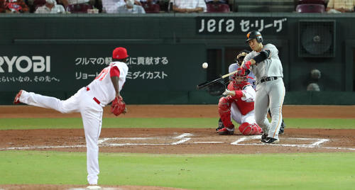 7回表巨人2死二塁、岡本和真は左越えに2点本塁打を放つ（撮影・梅根麻紀）