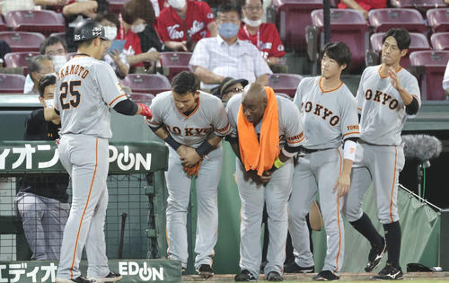 7回表巨人2死二塁、2点本塁打を放った岡本を迎える巨人ナイン（撮影・加藤孝規）