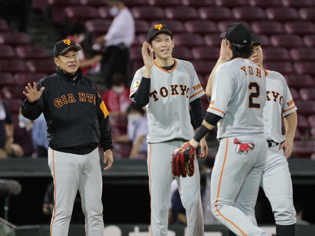 広島対巨人　広島に勝利しナインを迎える原監督（左）と先発の戸郷（中央）（撮影・加藤孝規）