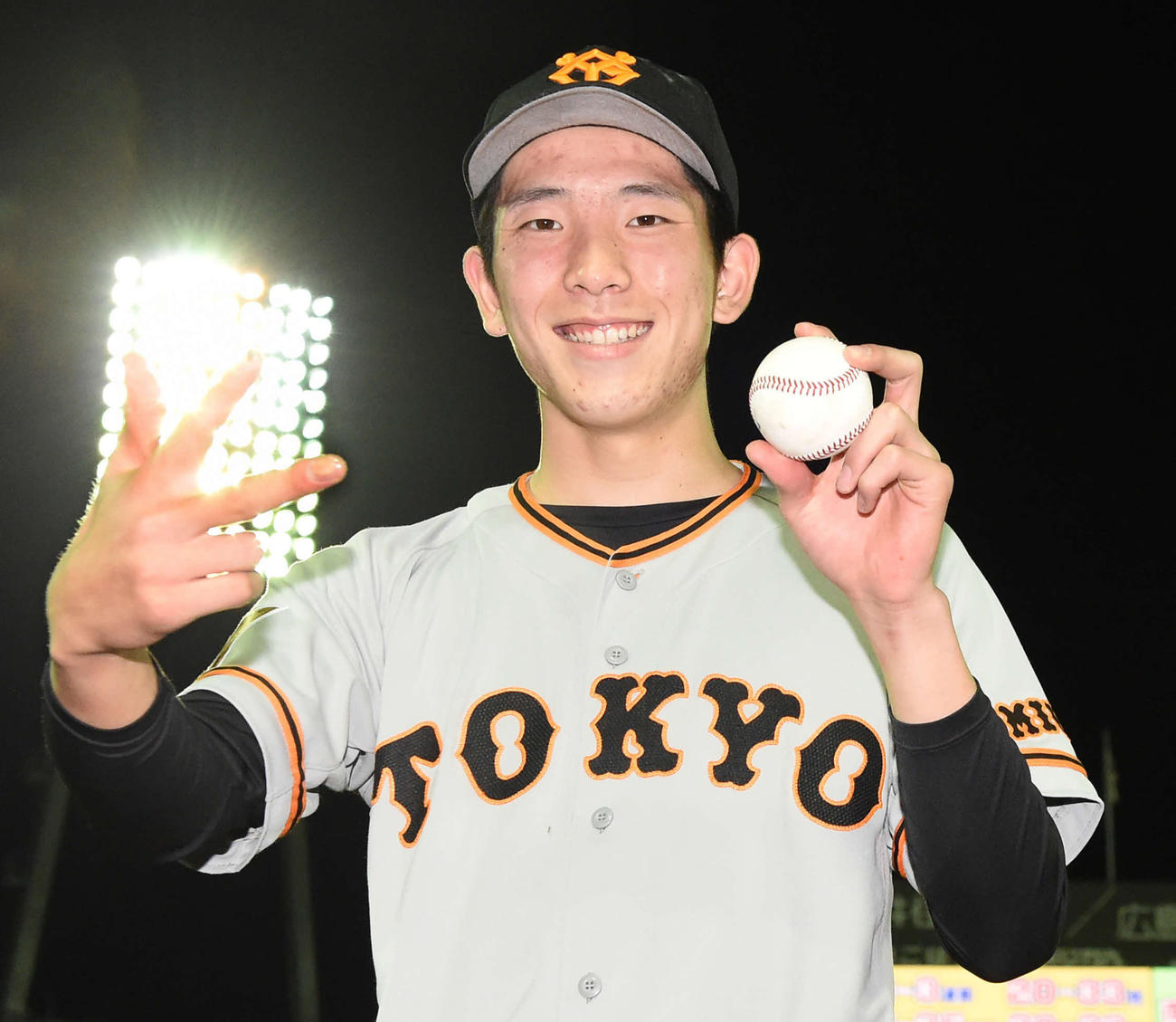 負けなしの3勝目を挙げた巨人戸郷は、笑顔でポーズを決める（撮影・たえ見朱実）