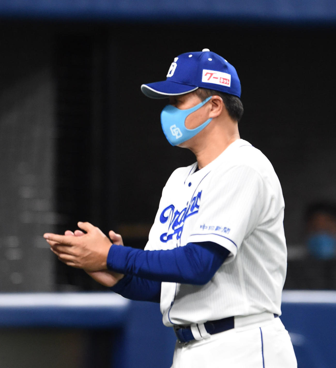 中日対DeNA　6回裏中日攻撃終了、選手交代を告げベンチへ戻る与田剛監督（撮影・森本幸一）