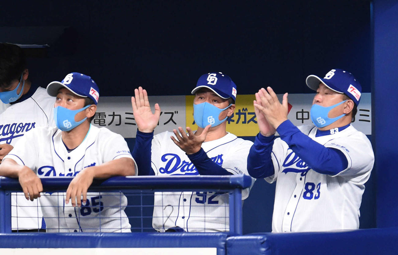 中日対DeNA　1回裏中日2死一、二塁、阿部の右前適時打に喜ぶ与田監督（中央）ら（撮影・森本幸一）
