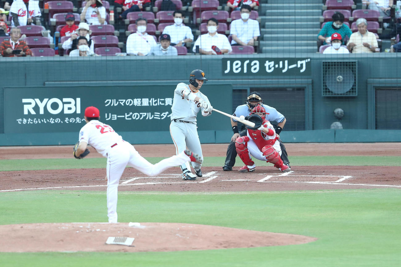 広島対巨人　1回表巨人2死一塁、大城は右越えに2点本塁打を放つ（撮影・梅根麻紀）