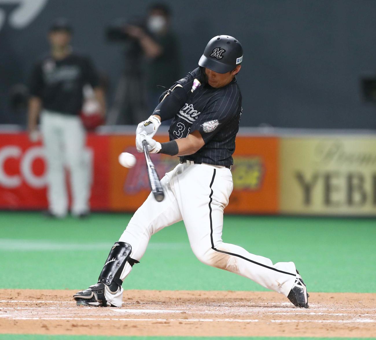 日本ハム対ロッテ　5回表ロッテ2死一、三塁、左前適時打を放つ菅野（撮影・黒川智章）