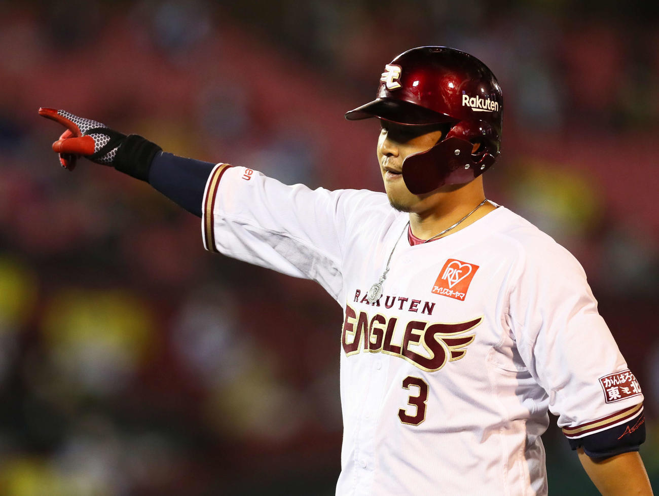 楽天対西武　5回裏楽天2死一、二塁、中前適時打を放った浅村は力強くベンチを指さす（撮影・足立雅史）