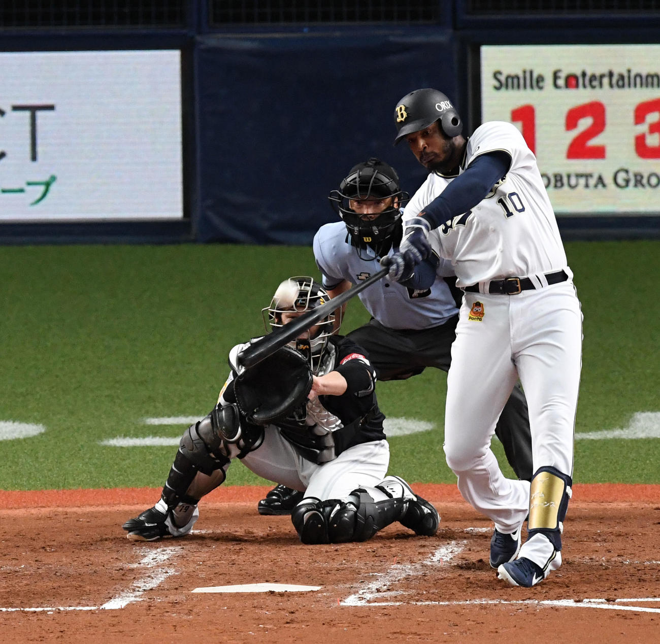 オリックス対ソフトバンク　3回裏オリックス2死二塁、ジョーンズは左越え2点本塁打を放つ（撮影・前岡正明）