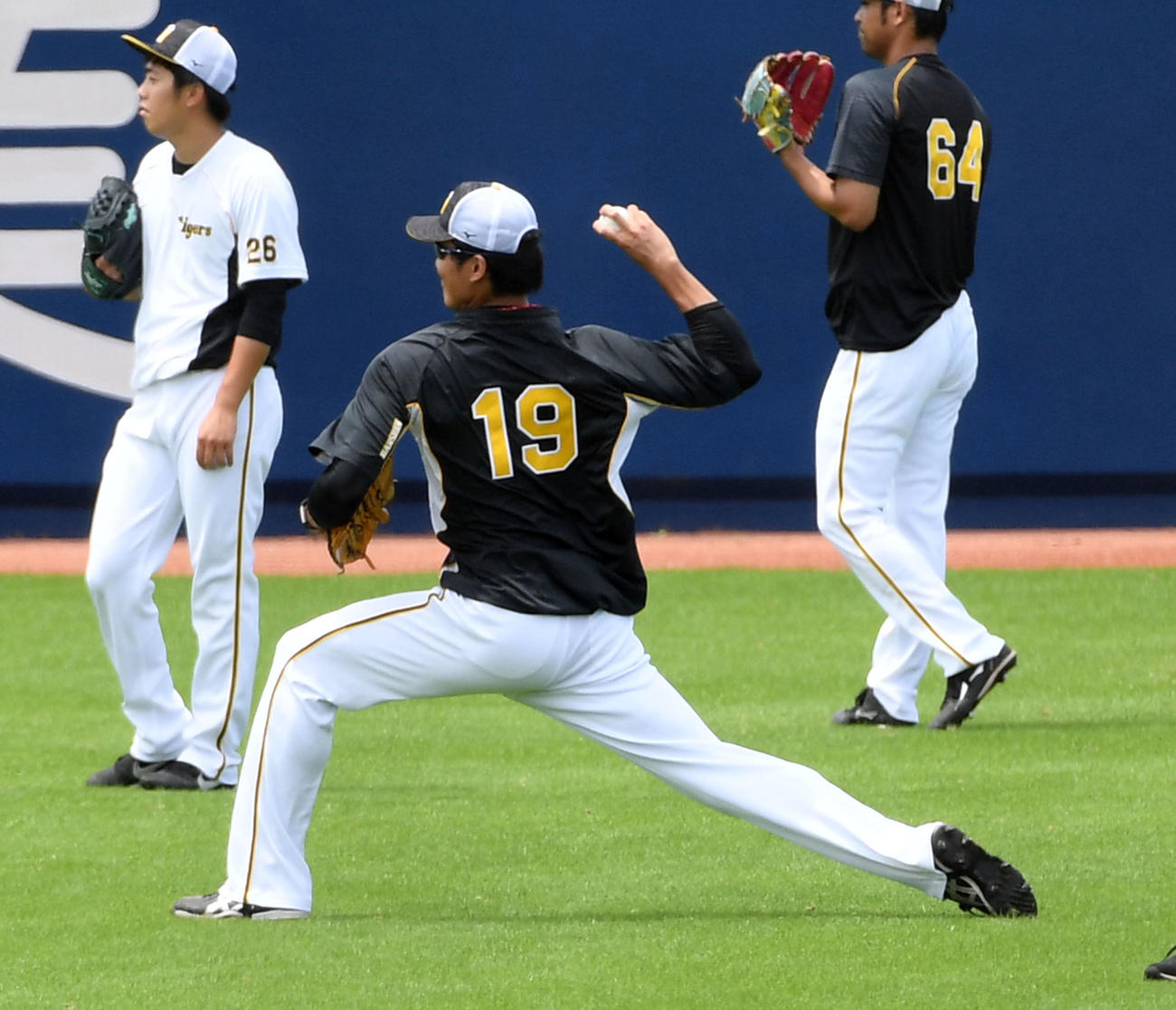 オリックス対阪神　試合前の練習を行う藤浪（撮影・前岡正明）