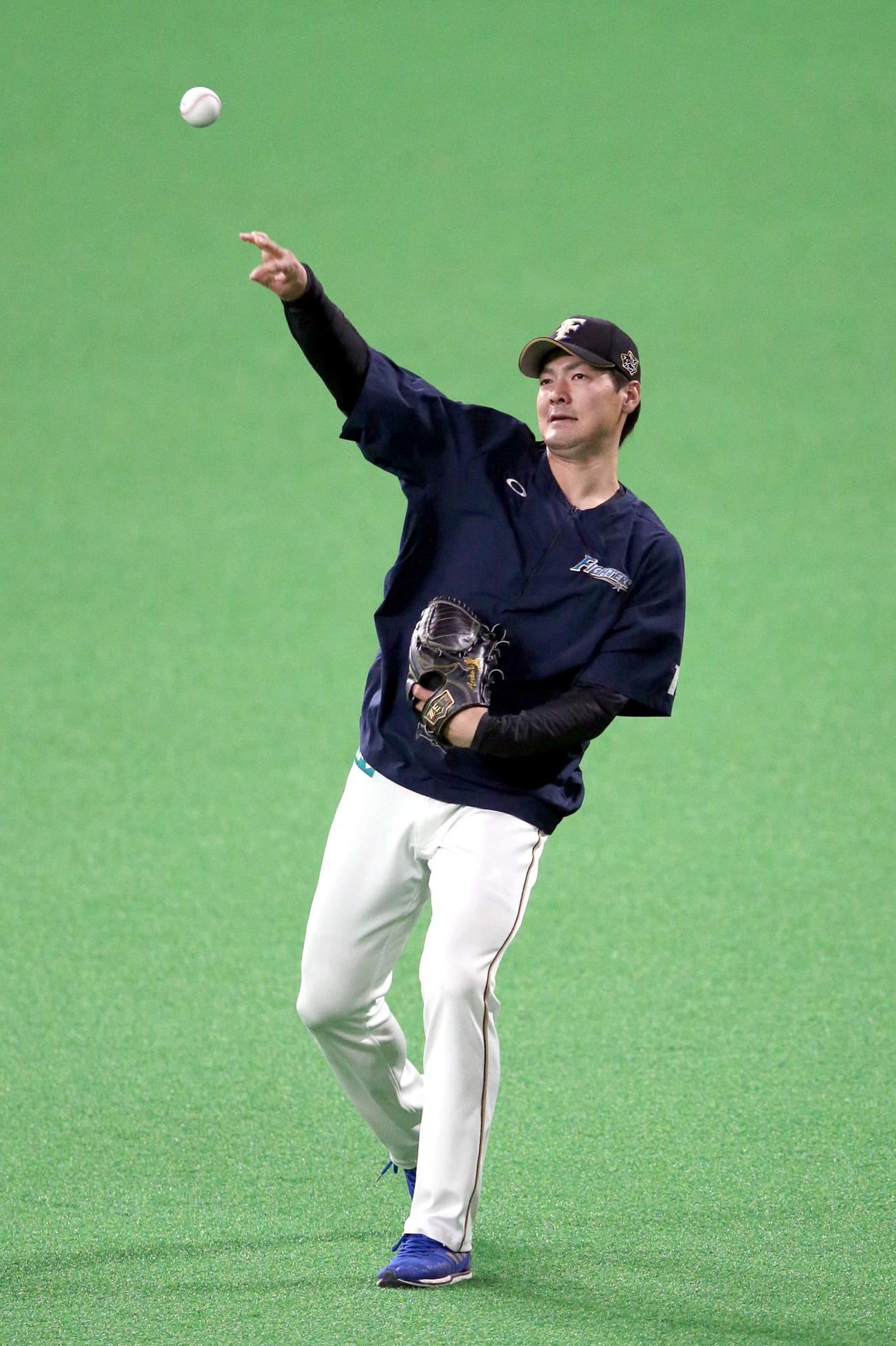 日本ハム対ロッテ　キャッチボールをする日本ハム有原（撮影・佐藤翔太）