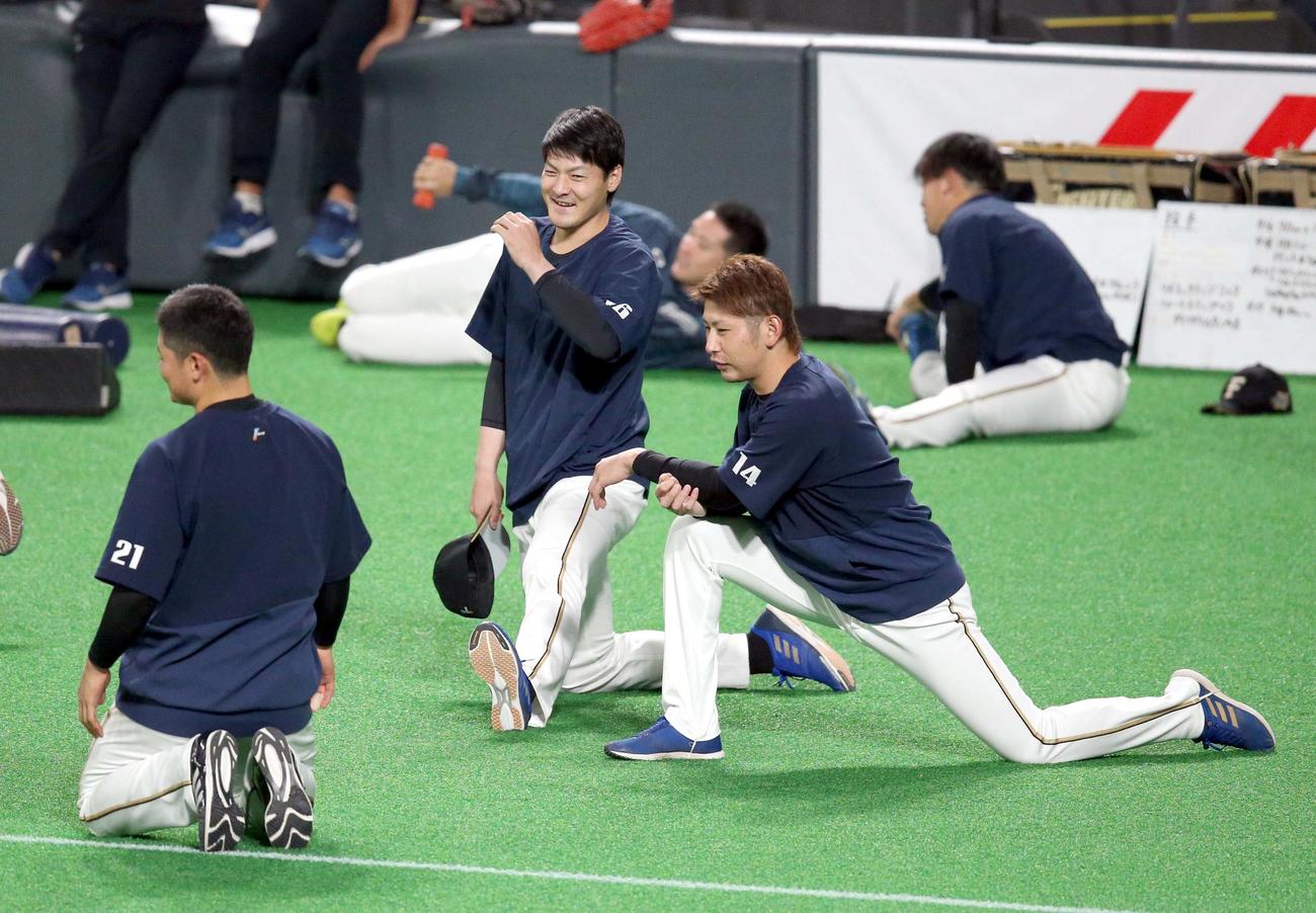 日本ハム対ロッテ　ウオーミングアップ中、談笑する日本ハム有原（中央）（撮影・佐藤翔太）