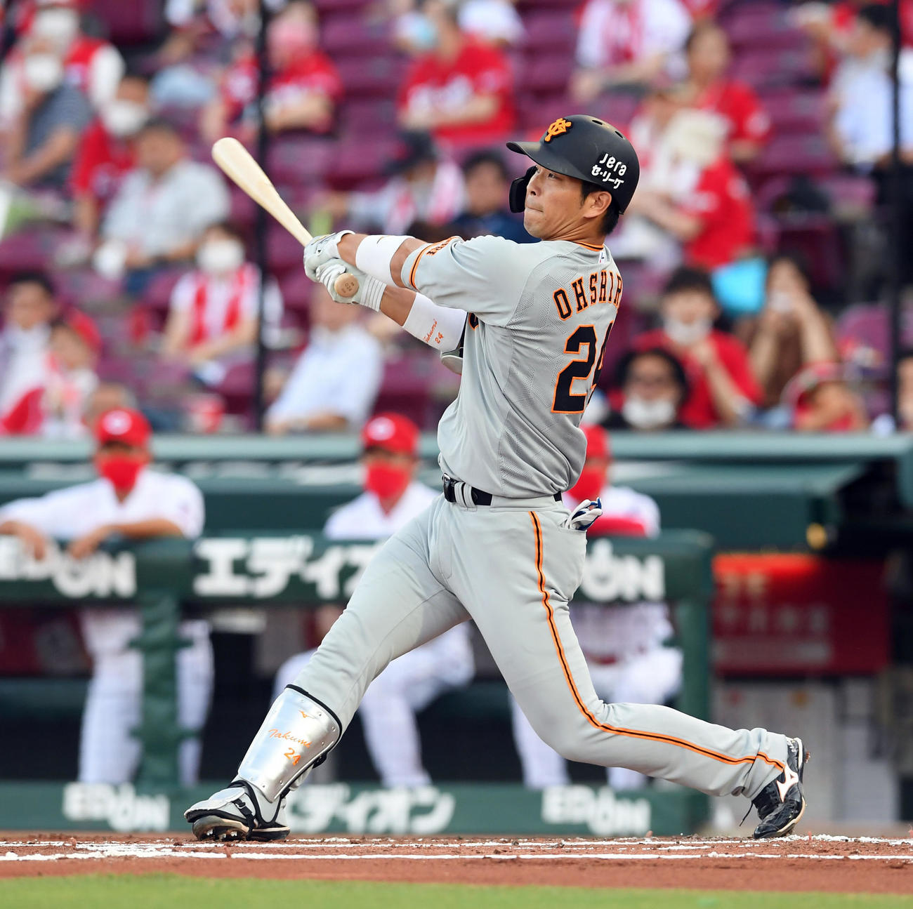 広島対巨人　1回表巨人2死一塁、右越えに2点本塁打を放つ大城（撮影・たえ見朱実）