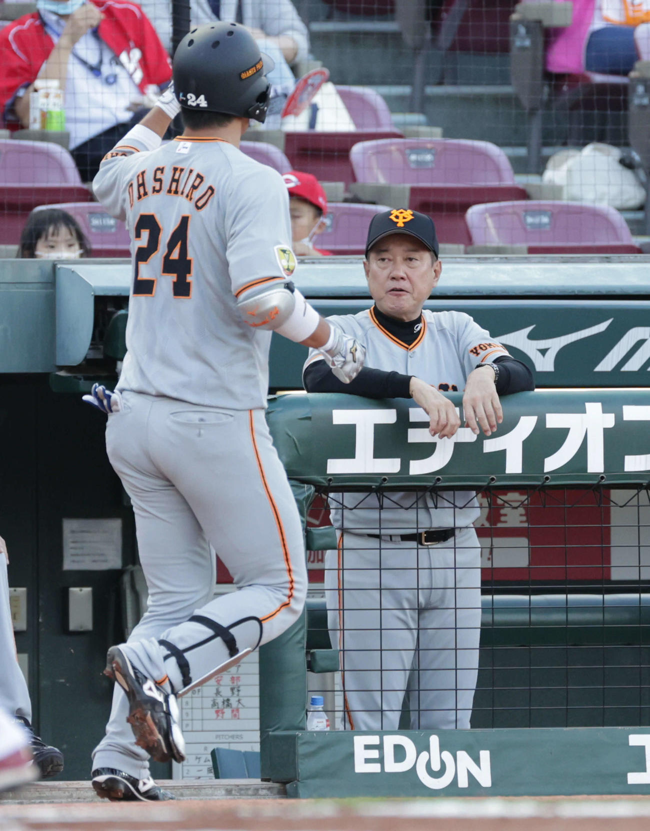 広島対巨人6回戦　1回表巨人2死一塁、2点本塁打を放った大城を迎える原監督（右）（撮影・加藤孝規）