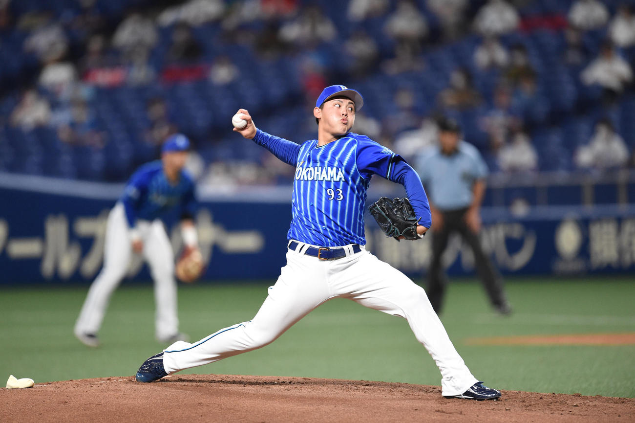 中日対DeNA　1回裏、登板するDeNA先発の中川（撮影・森本幸一）
