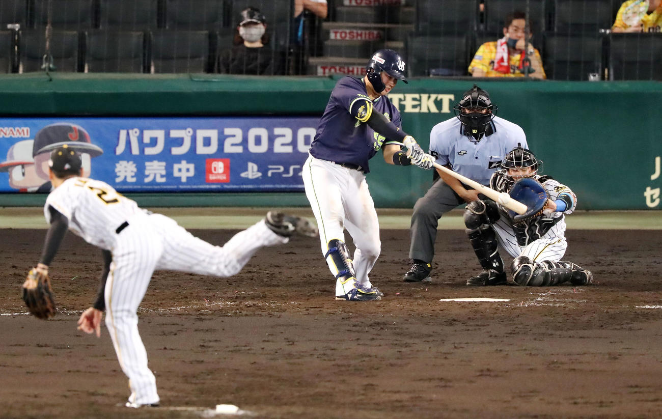 5回表ヤクルト無死二塁、村上は中前打を放つ（撮影・加藤哉）
