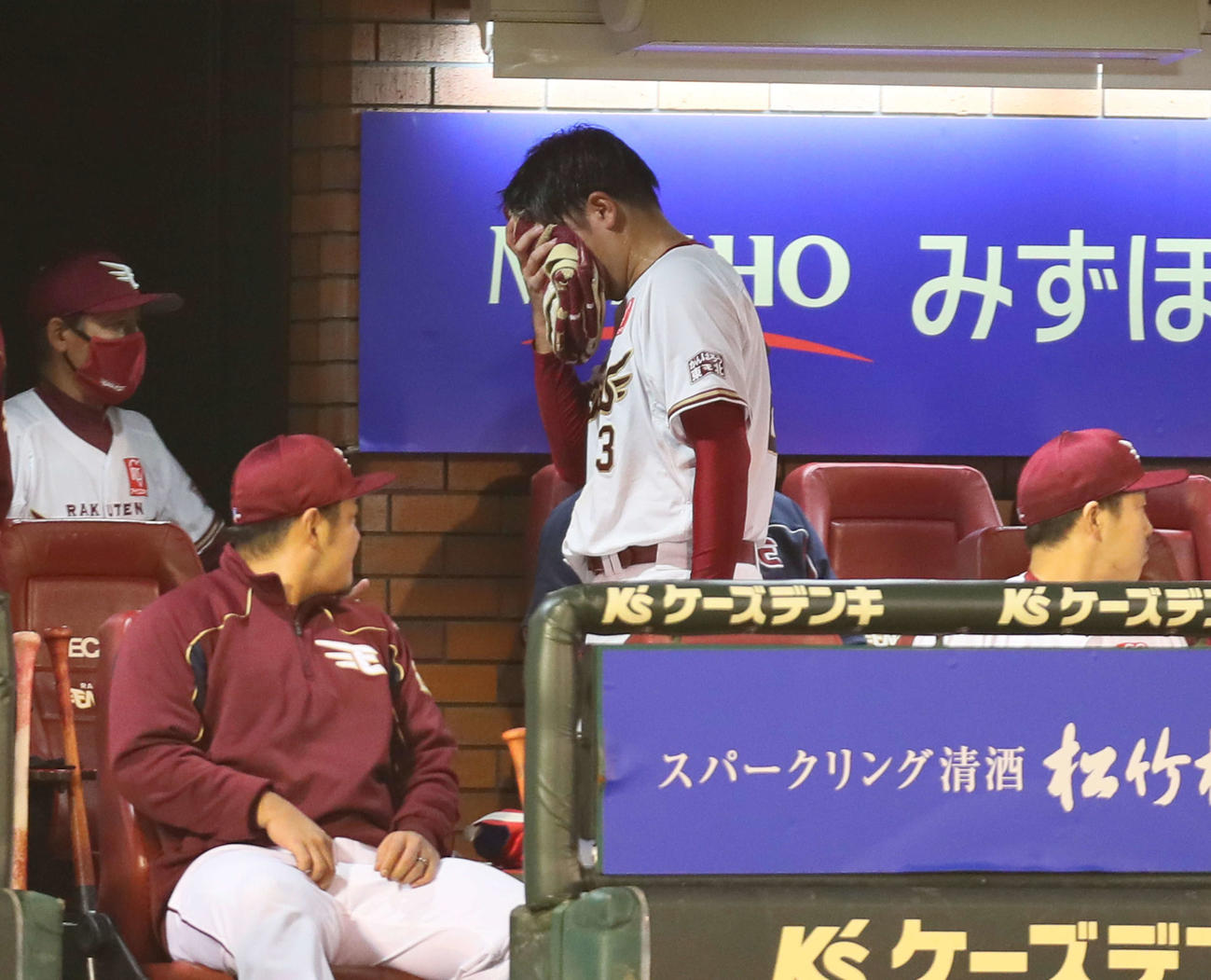 楽天対西武　4回途中で降板した楽天弓削は涙を拭いながらベンチ裏へと下がる（撮影・足立雅史）