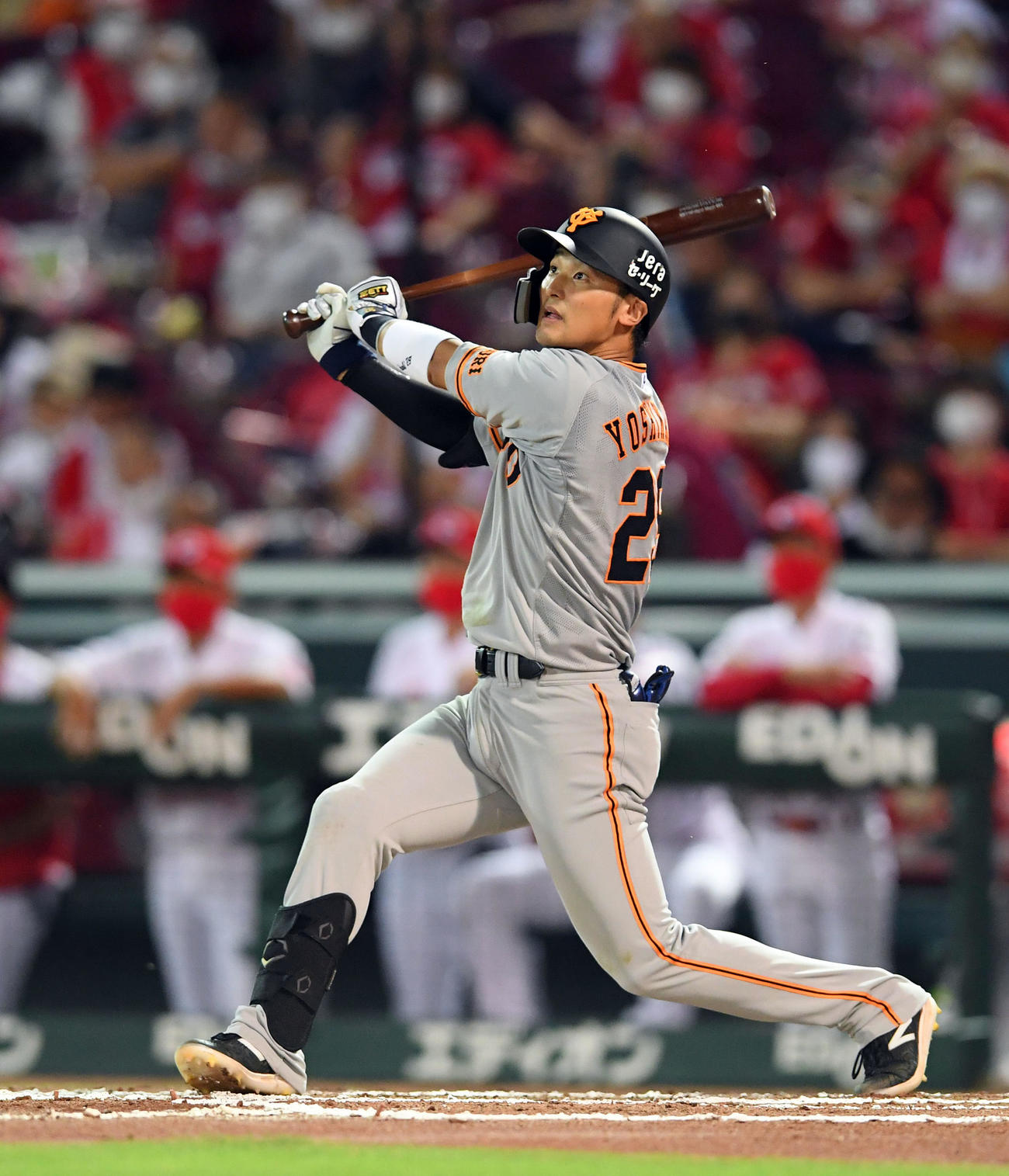 広島対巨人　6回表巨人2死一塁、左越えに2点本塁打を放つ吉川尚（撮影・たえ見朱実）