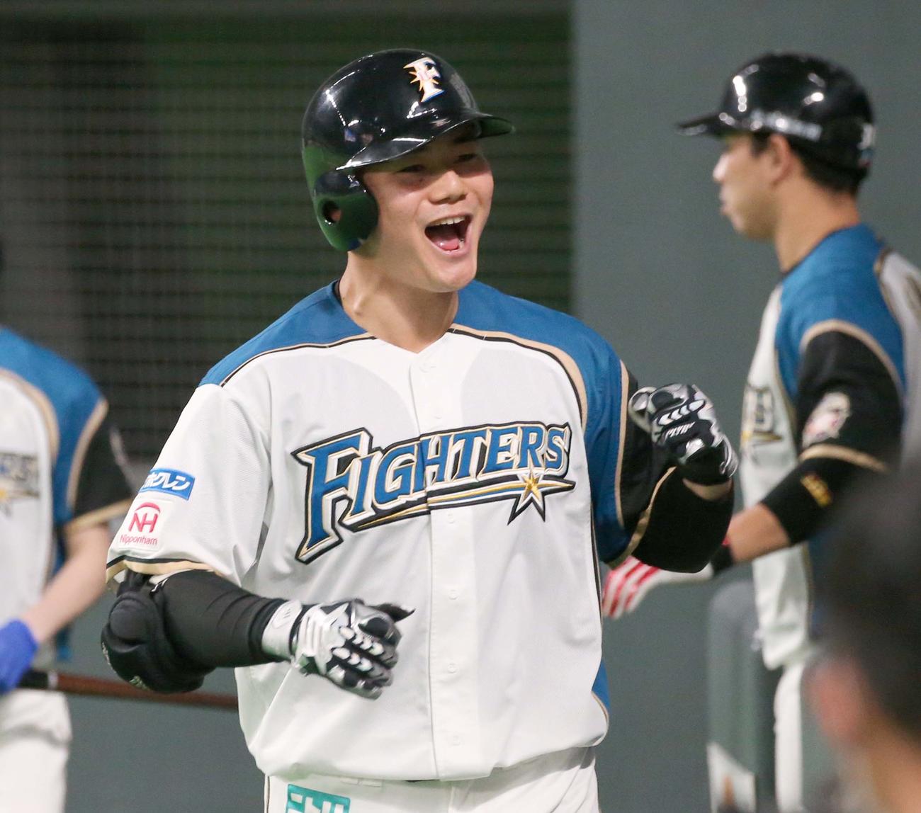 日本ハム対ロッテ　6回裏、本塁打を放ちナインに出迎えられる清宮（撮影・黒川智章）