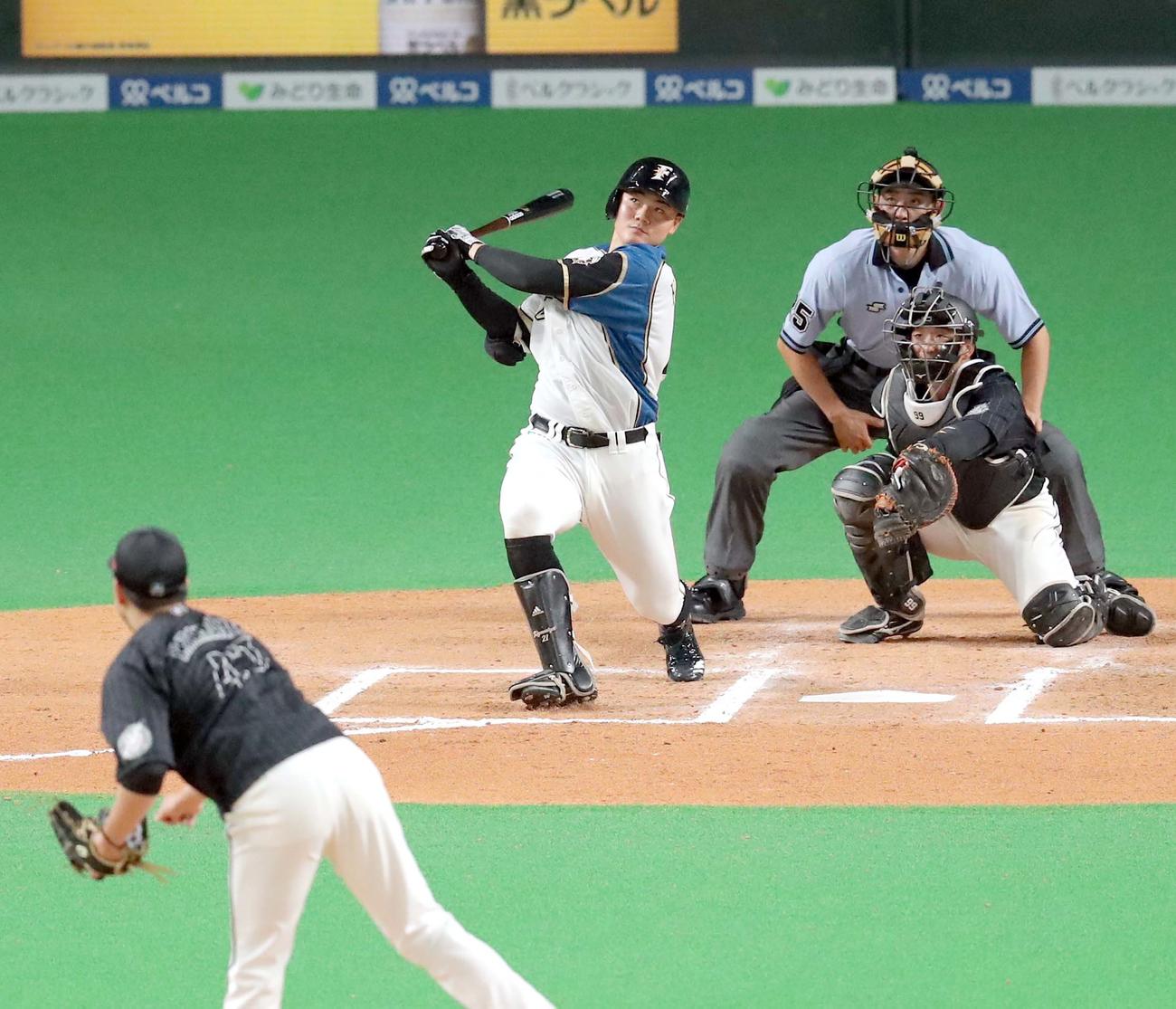 日本ハム対ロッテ　6回裏日本ハム無死、清宮は右越え本塁打を放つ（撮影・佐藤翔太）