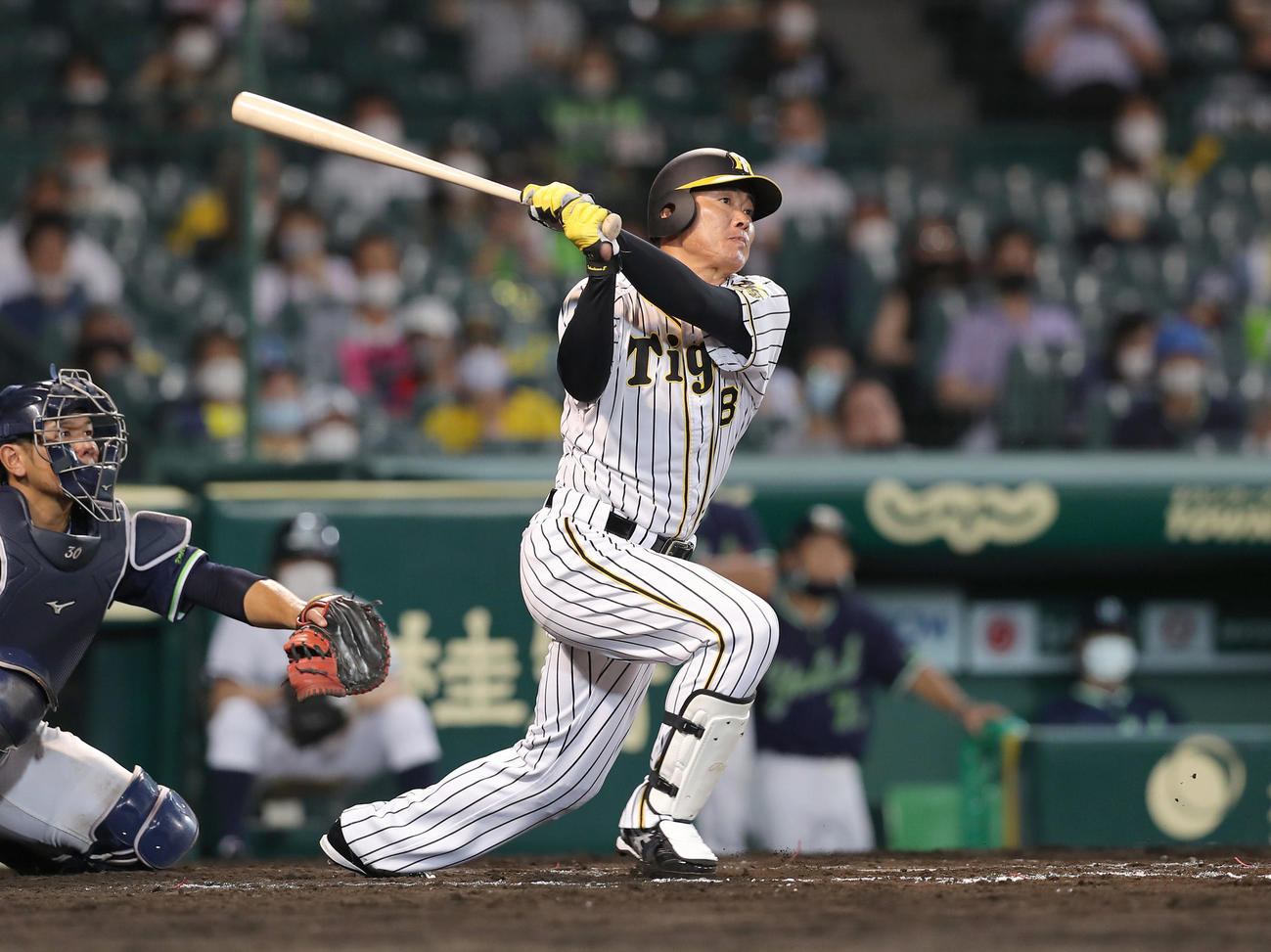 阪神対ヤクルト　6回裏阪神2死一、二塁、同点となる右越え2点適時二塁打を放つ福留（撮影・前田充）