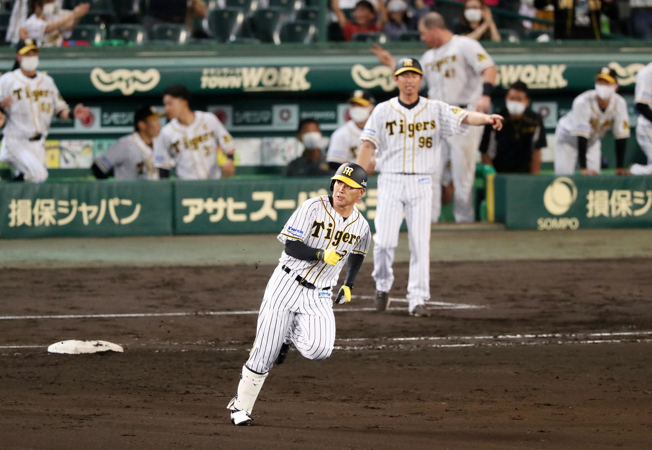 阪神対ヤクルト　6回裏阪神2死一、二塁、福留は右線に適時二塁打を放つ（撮影・加藤哉）