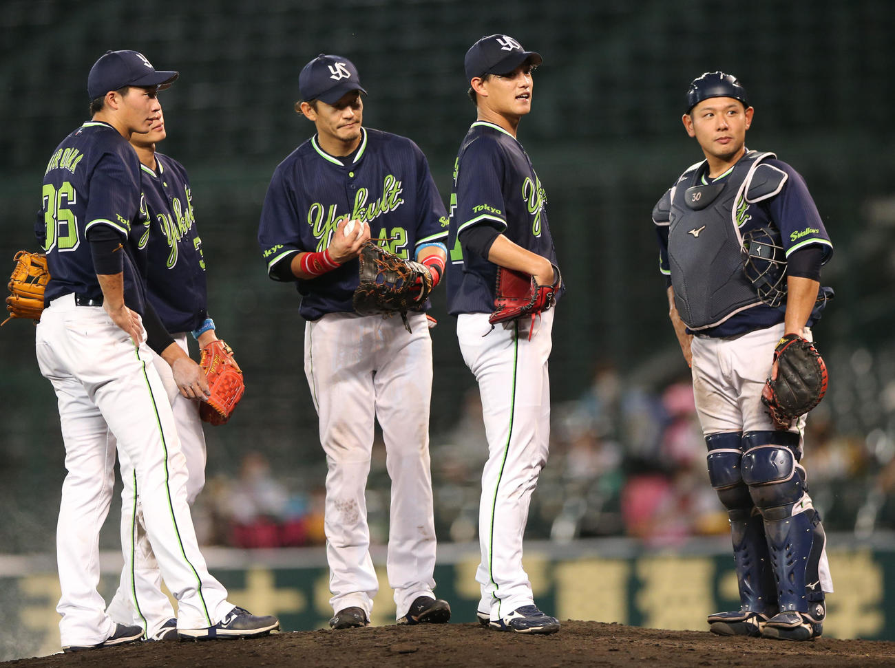6回裏阪神2死一塁、高橋（右から2人目）は交代を命ぜられる（撮影・上山淳一）