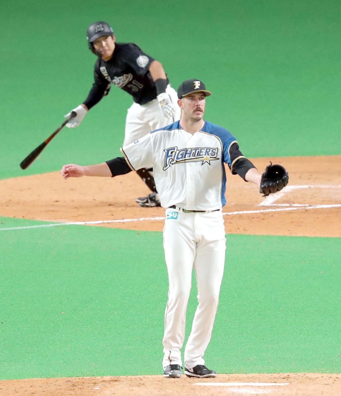 日本ハム対ロッテ　5回表ロッテ2死一、三塁、菅野（左奥）に勝ち越しとなる左前適時打を打たれる日本ハム・バーヘイゲン（撮影・佐藤翔太）