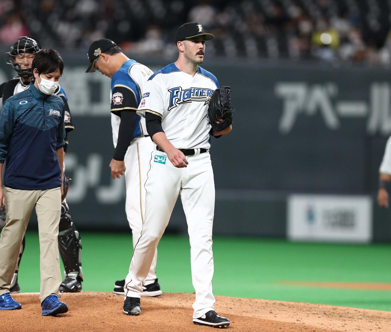 日本ハム対ロッテ　6回途中降板するバーヘイゲン（撮影・黒川智章）