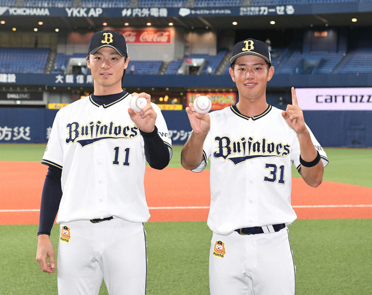 試合後、並んで笑顔を見せるオリックス山崎福也（左）と太田（撮影・渦原淳）