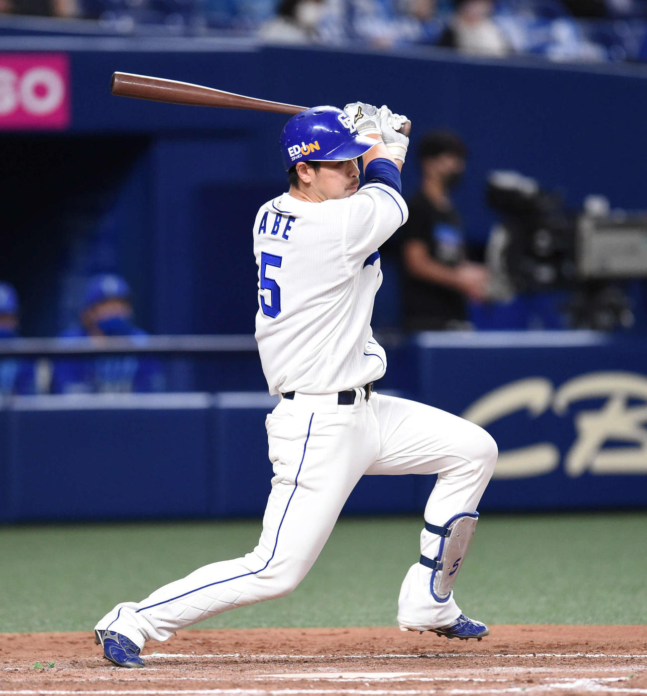 4回裏中日無死二塁、阿部は右適時二塁打を放つ（撮影・森本幸一）