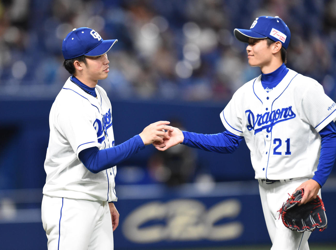 中日対DeNA　試合終了、岡田（右）から勝利球を受け取る岡野（撮影・森本幸一）