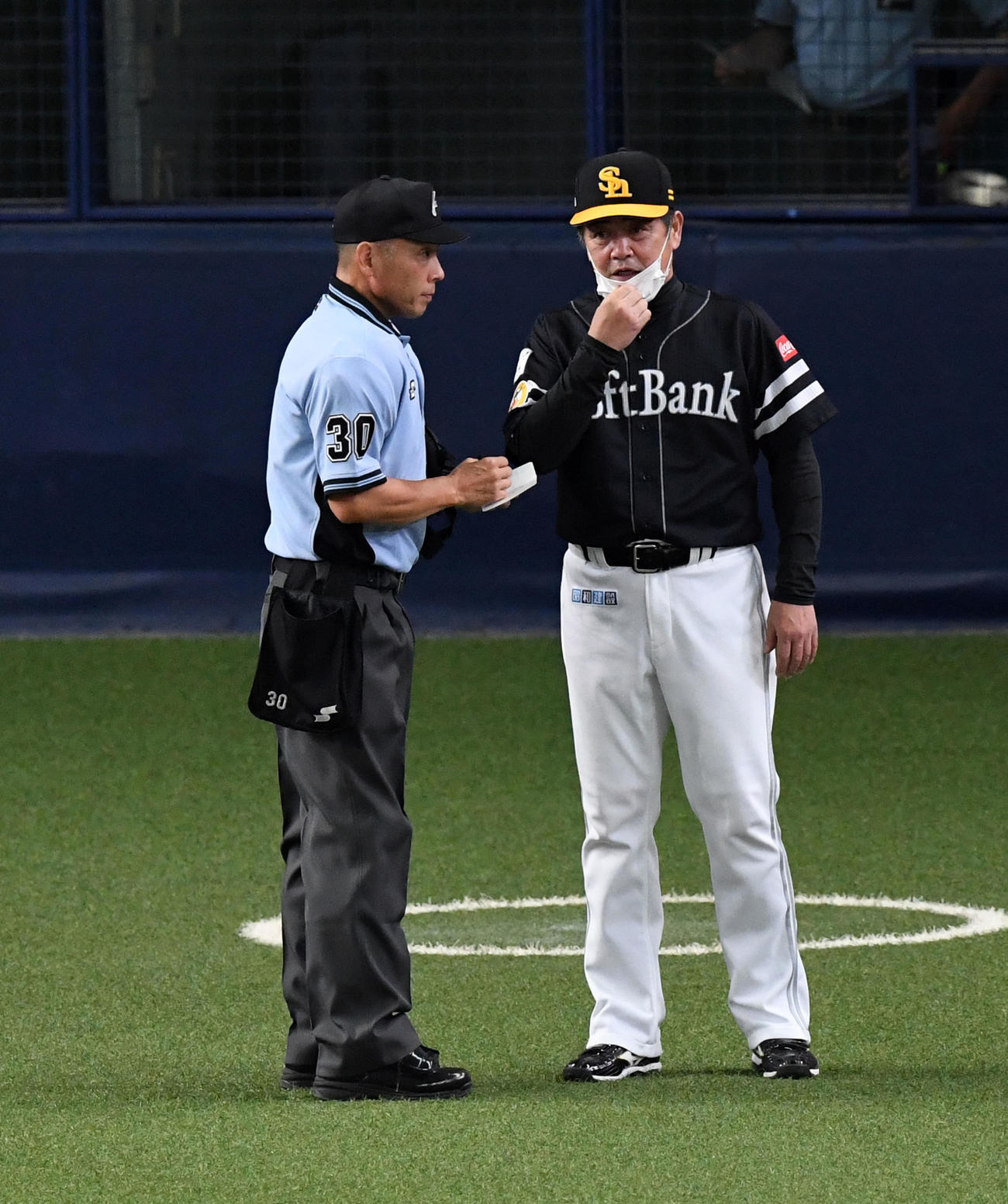 7回裏オリックス1死一、二塁、板東の交代を告げる工藤監督（撮影・前岡正明）