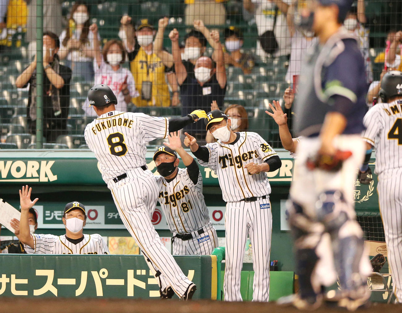阪神対ヤクルト　8回裏阪神1死一塁、矢野監督（右）は中越え2点本塁打を放った福留を迎える（撮影・上山淳一）