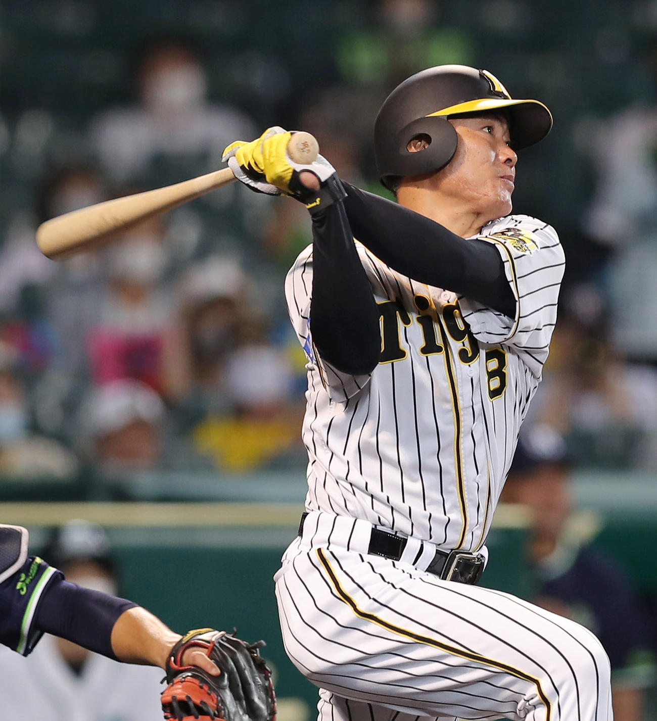 阪神対ヤクルト　8回裏阪神1死一塁、勝ち越しの中越え2点本塁打を放つ福留（撮影・前田充）