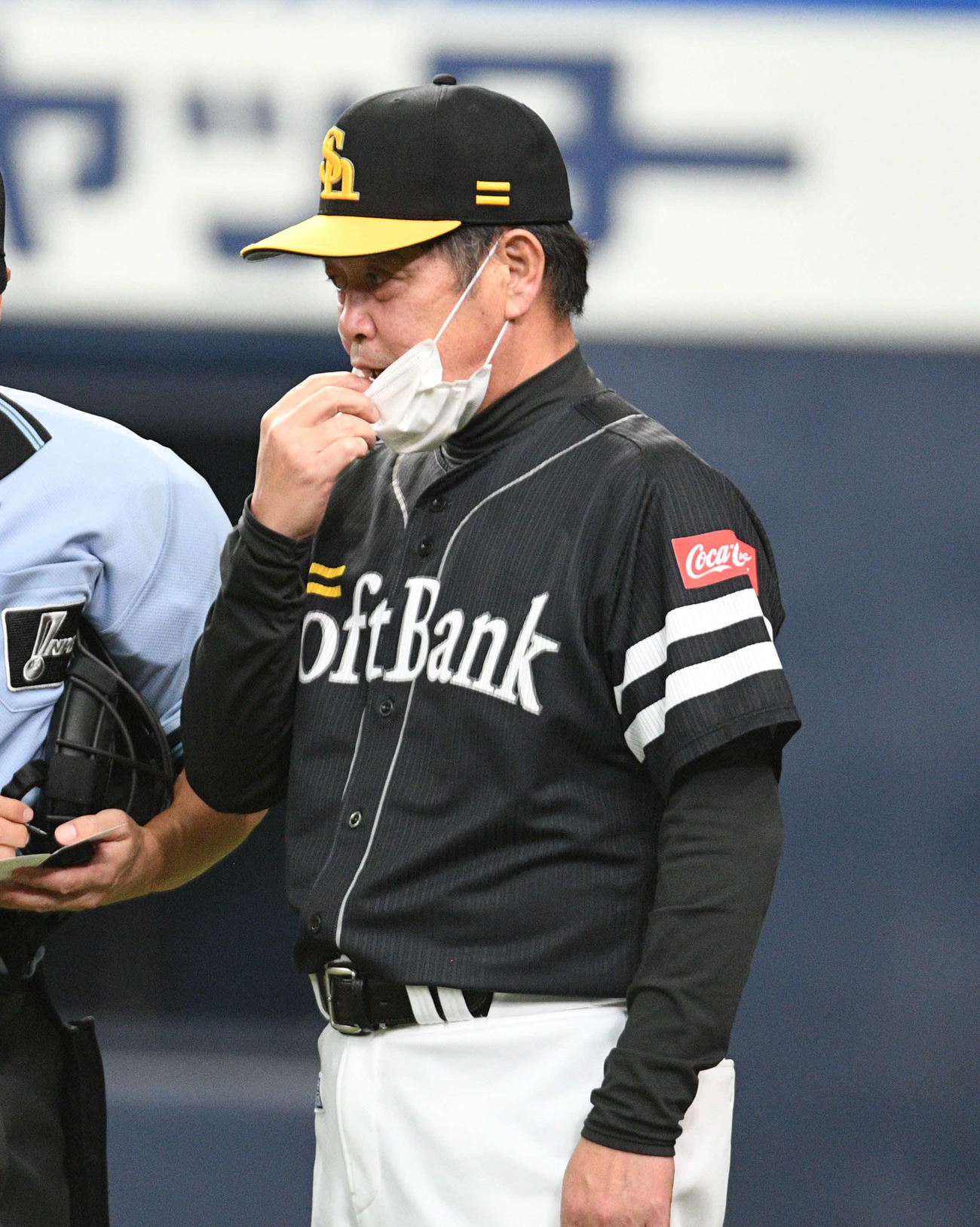 オリックス対ソフトバンク　投手交代告げた工藤公康監督（撮影・渦原淳）＝2020年7月16日、京セラドーム大阪