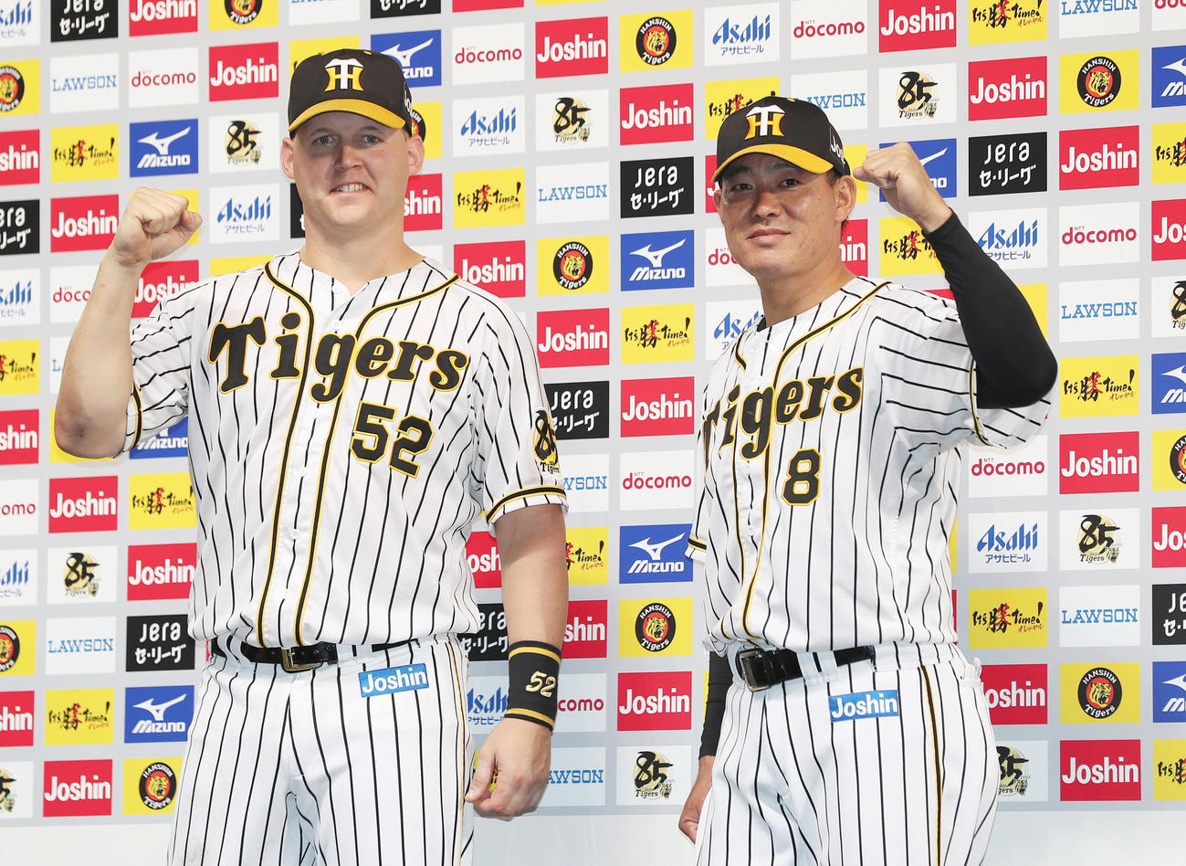阪神対ヤクルト　お立ち台でガッツポーズを決める福留（右）とサンズ（撮影・前田充）