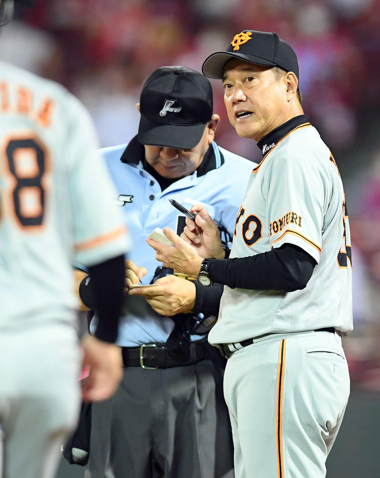 7回裏、選手交代を告げる巨人原監督（撮影・たえ見朱実）
