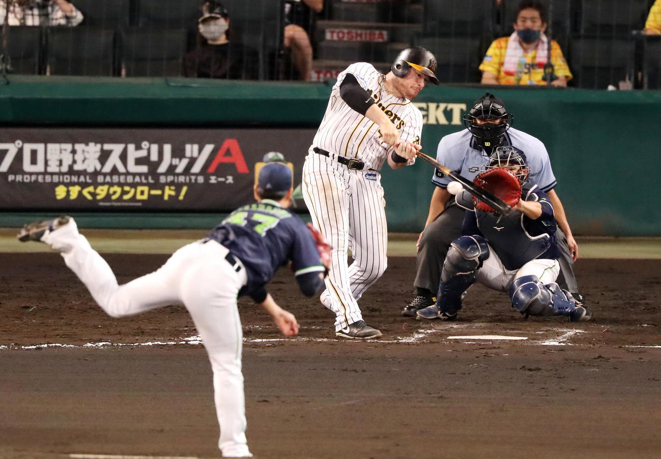 阪神対ヤクルト　6回裏阪神1死三塁、ボーアは二塁ゴロを放ち打点を挙げる（撮影・加藤哉）