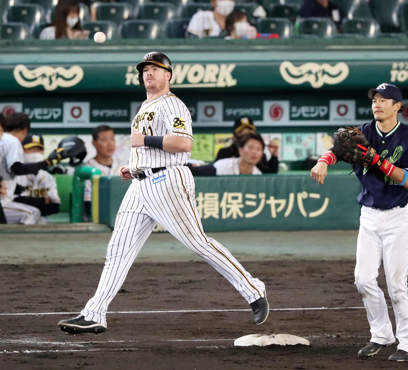 阪神対ヤクルト　8回裏阪神無死、ボーアは二塁ゴロを放つ（撮影・加藤哉）