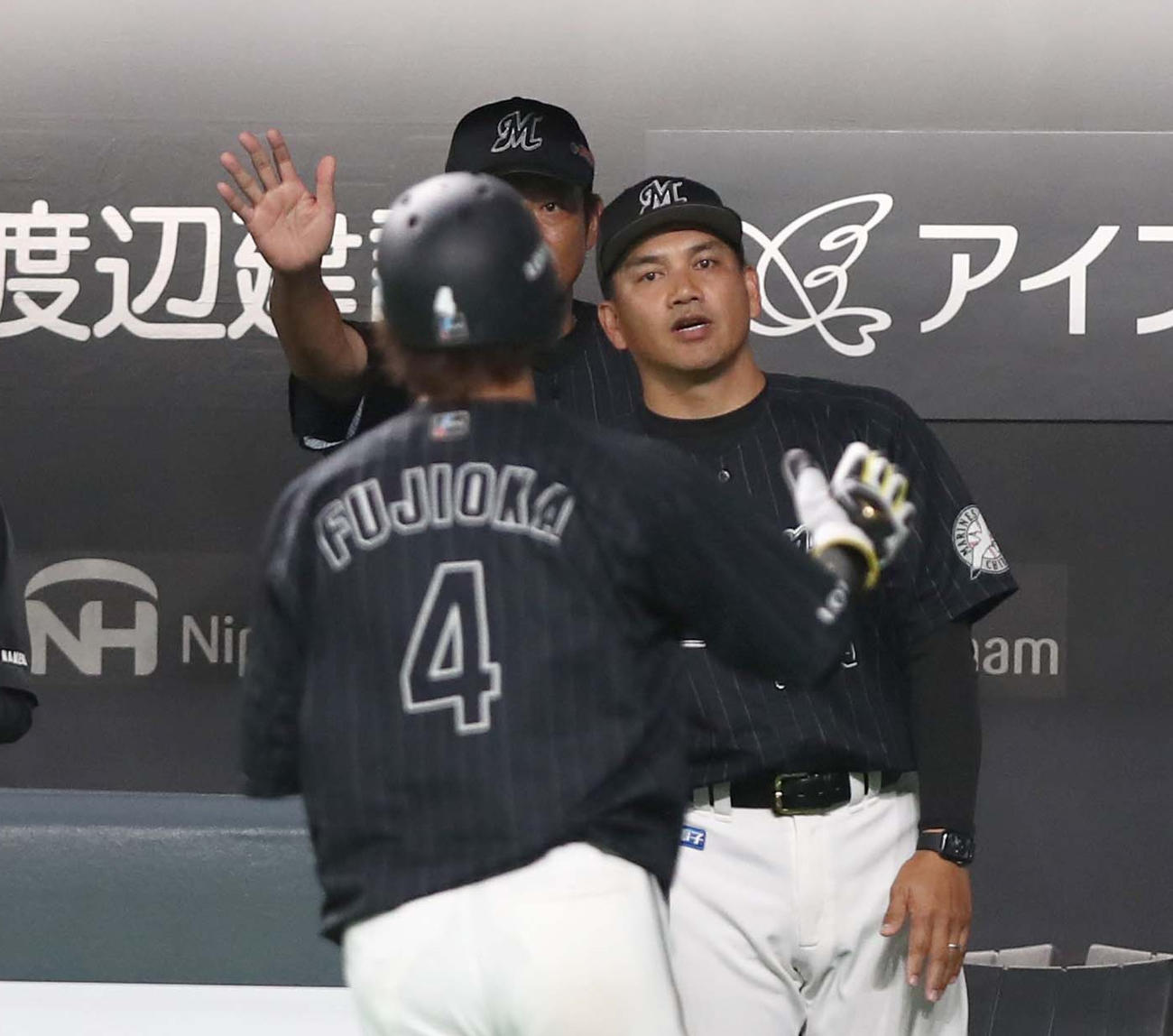 日本ハム対ロッテ　5回表、生還した藤岡を出迎える井口監督（撮影・黒川智章）
