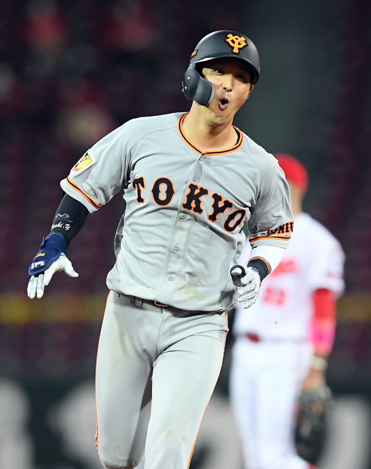 広島対巨人　6回表巨人2死一塁、左越えに2点本塁打を放ち笑顔を見せる吉川尚（撮影・たえ見朱実）