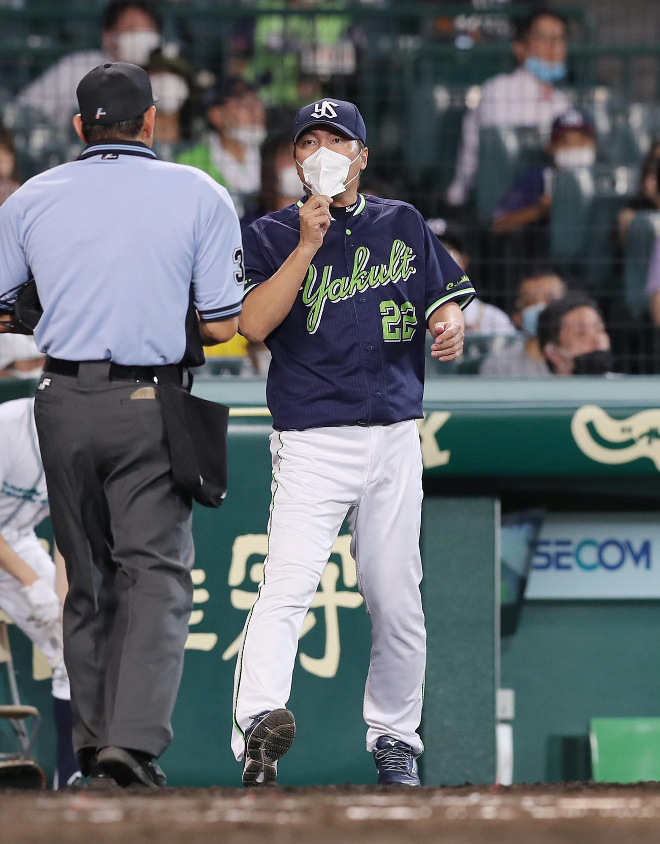 6回、選手交代を告げるヤクルト高津監督（撮影・前田充）