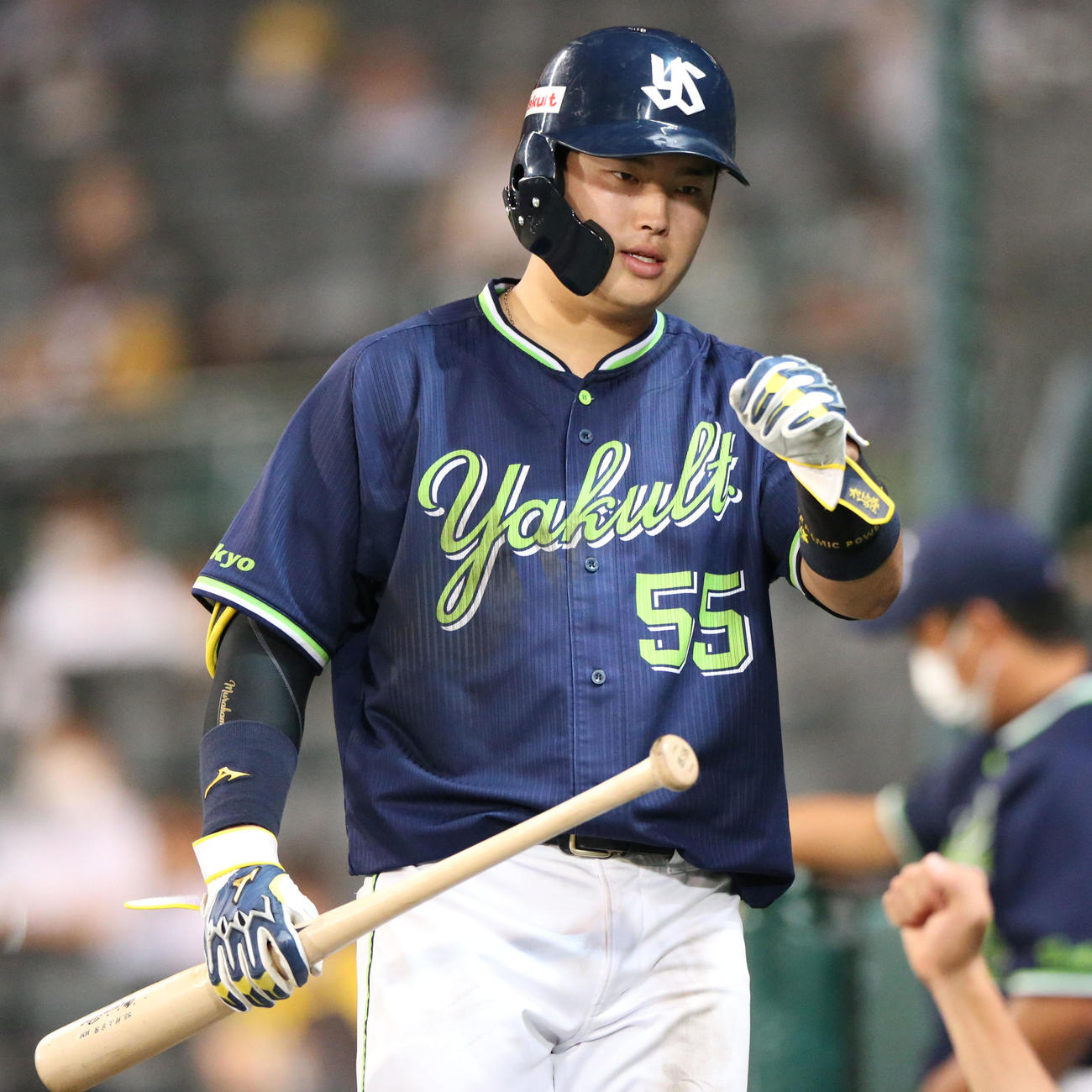 阪神対ヤクルト　5回表ヤクルト無死二塁、村上は中前打を放った後、交代となりベンチの出迎えを受ける（撮影・上山淳一）