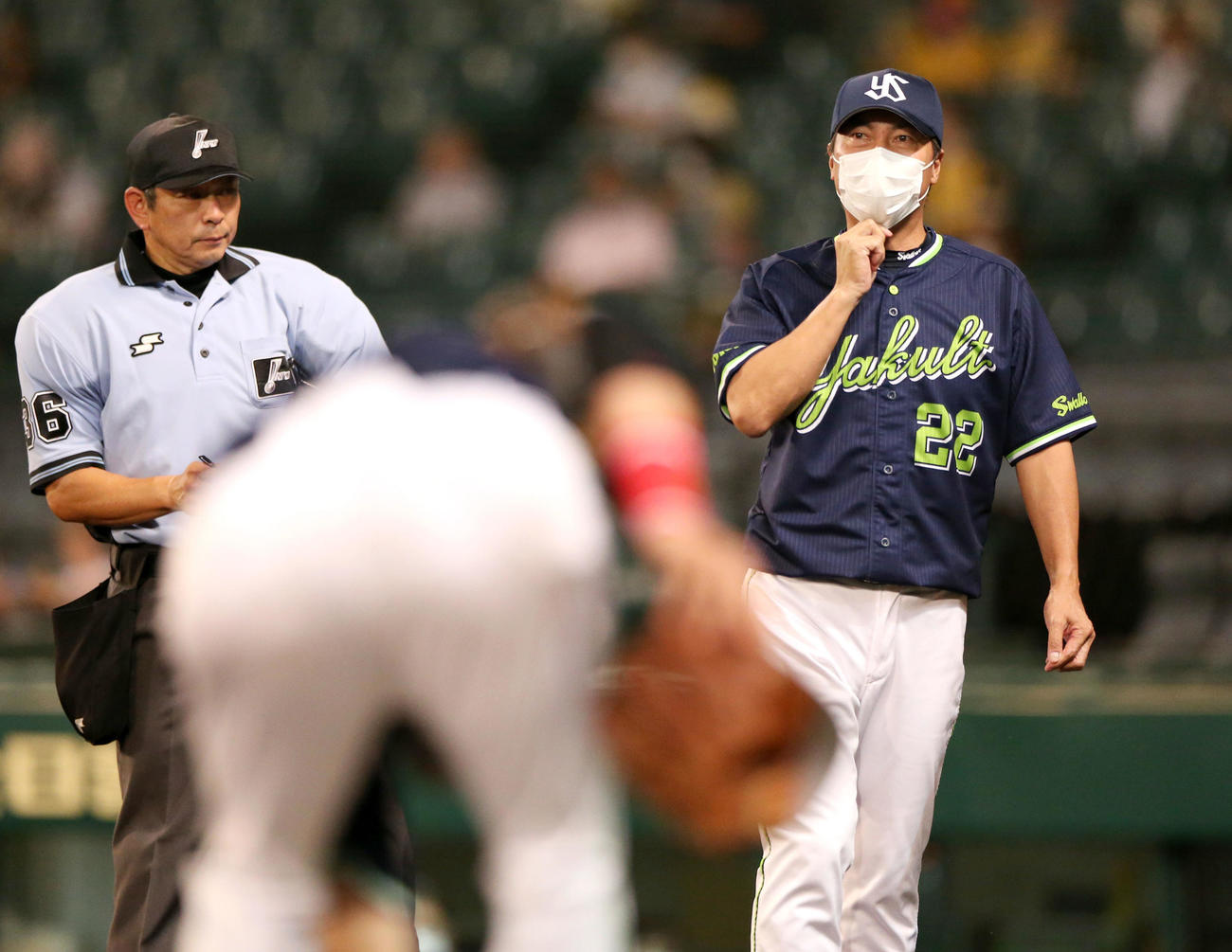 5回表終了後、主審に選手交代を告げる高津監督（撮影・上山淳一）